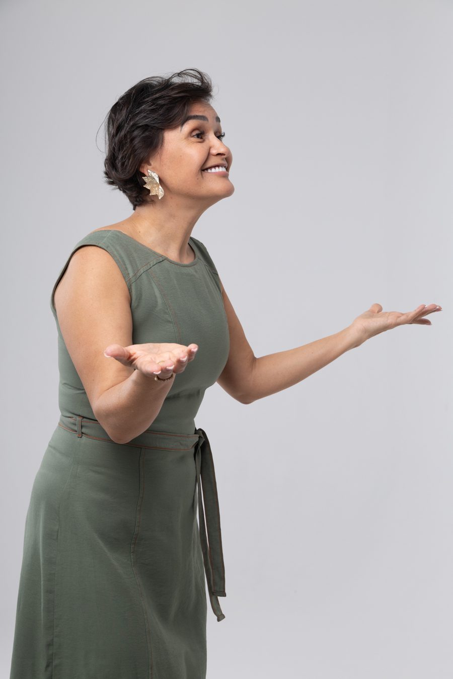 Rose Xavier de braços abertos, em gesto acolhedor
